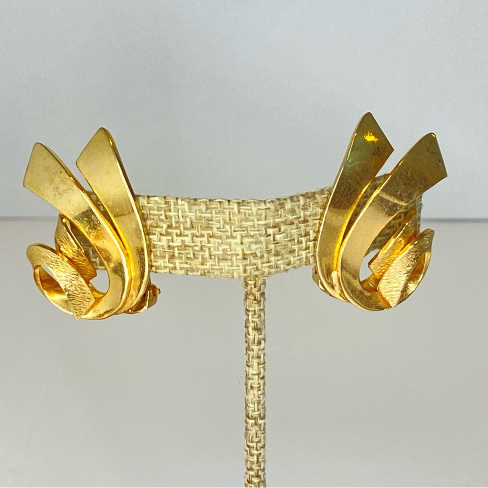 Alice Caviness Gold Tone Modernist Swirl Clip On Earrings Vintage Jewelry - Picture 5 of 12